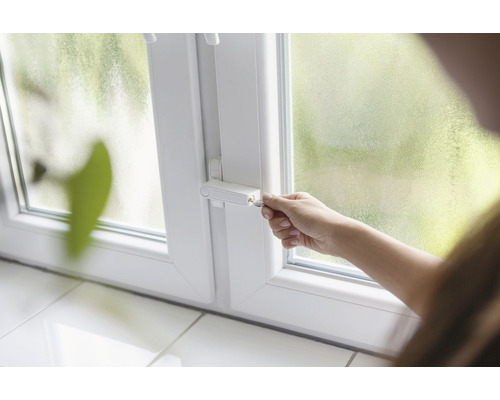 Fenster mit Fenstersicherung und Schlüssel