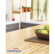 Scène de cuisine avec plan de travail en bois et corbeille de fruits