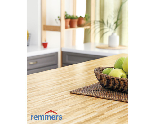 Scène de cuisine avec plan de travail en bois et corbeille de fruits