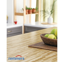 Scène de cuisine avec plan de travail en bois, corbeille de fruits et logo Remmers