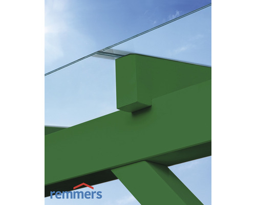 Vue détaillée d''un toit de terrasse avec des poutres en bois vertes et un toit en verre transparent. Logo Remmers.