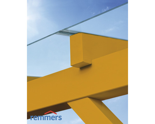 Gros plan d''un toit en verre avec une structure en bois.