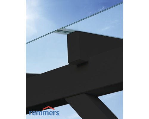 Vue détaillée d''un toit de terrasse avec toit en verre et structure porteuse.