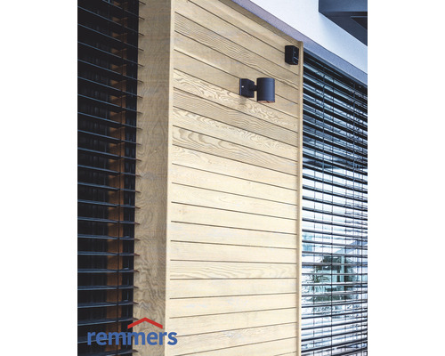 Holzfassade mit Aussenleuchten und Fensterjalousien