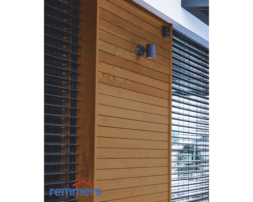 Holzfassade mit Aussenleuchten und Jalousien