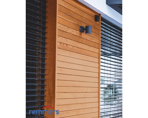 Façade en bois avec éclairage extérieur et stores