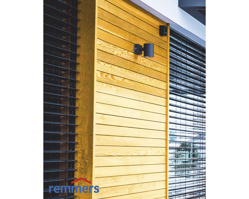 Holzfassade mit Aussenleuchten und Fensterjalousien