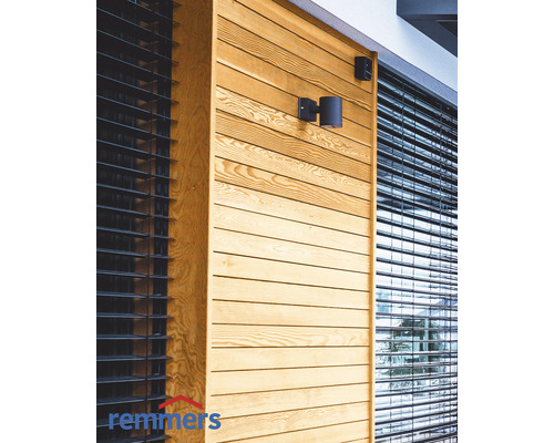 Fassade mit Holzverkleidung und Aussenleuchten