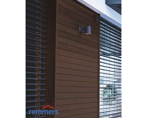 Fassade mit Holzverkleidung und Aussenleuchte