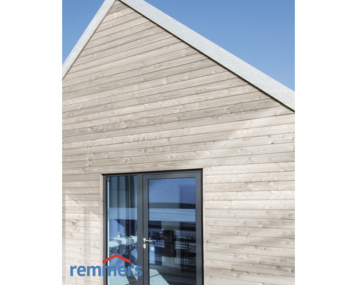 Holzhausfassade mit Doppeltür und horizontaler Holzverkleidung