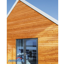 Holzhausfassade mit Tür und horizontaler Holzverkleidung
