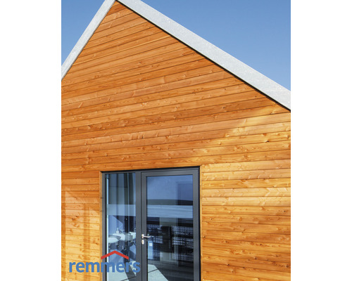 Façade de maison en bois avec porte et bardage horizontal