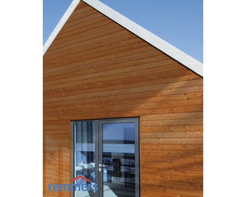 Fassade eines Gebäudes mit Holzverkleidung und Tür