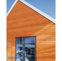 Façade de maison avec bardage en bois et porte