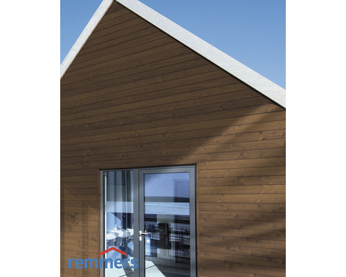 Maison en bois avec façade en bois marron et porte en verre