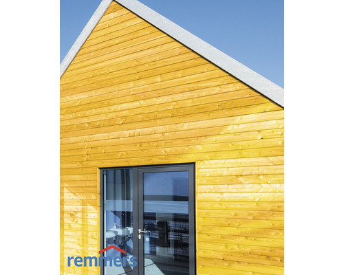 Façade de maison avec revêtement en bois et porte vitrée