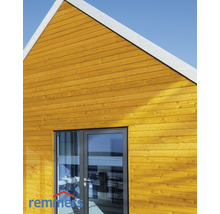 Holzhausfassade mit Doppeltür und Remmers Logo