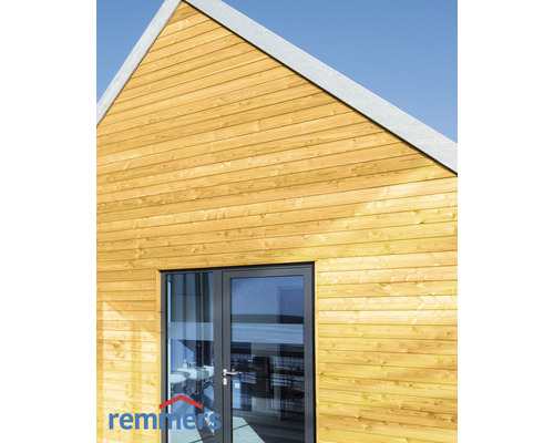 Façade d''une maison en bois avec fenêtre et logo Remmers