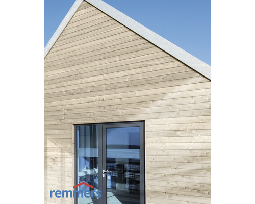 Façade de maison avec bardage en bois et porte vitrée