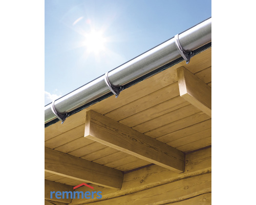 Vue détaillée d''une gouttière métallique avec supports sur un toit en bois