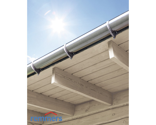 Gouttière métallique avec support de gouttière sur un toit en bois