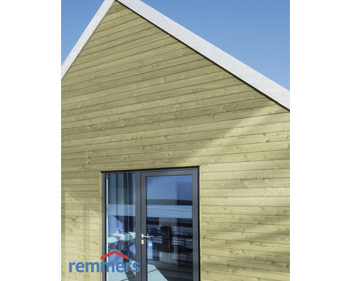 Fassade eines Hauses mit Holzverkleidung und Remmers Logo