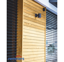 Façade en bois avec luminaires extérieurs et stores