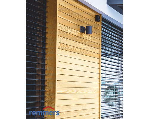 Façade en bois avec luminaires extérieurs et stores