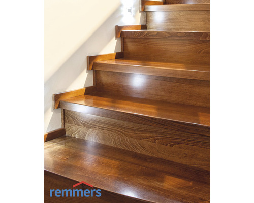Escalier en bois avec surface vernie