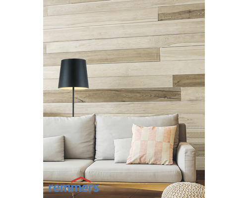 Salon avec panneaux muraux imitation bois, canapé et lampadaire
