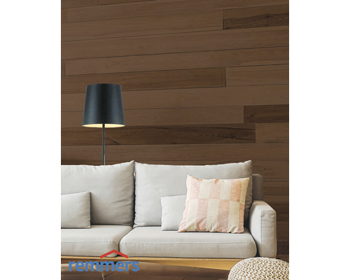 Salon avec canapé, lampadaire et mur en panneaux de bois