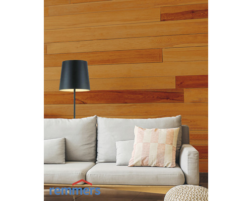 Salon avec canapé, lampadaire et panneaux de bois au mur