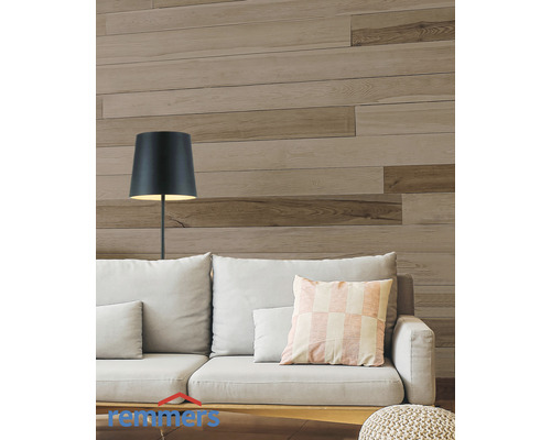 Salon avec canapé, lampadaire et lambris en bois