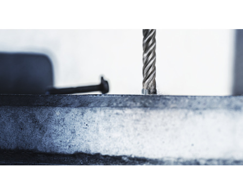 Gros plan d''un foret perçant un matériau