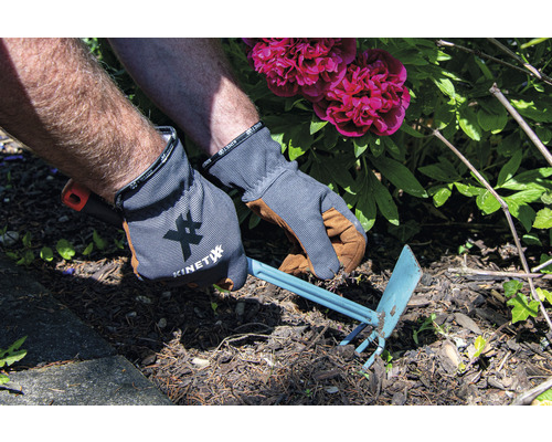 Gartenarbeit mit Gartenhandschuhen und Gartenkralle