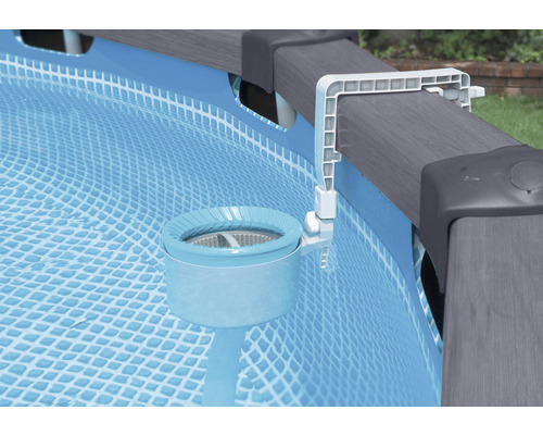 Skimmer à suspendre dans la piscine