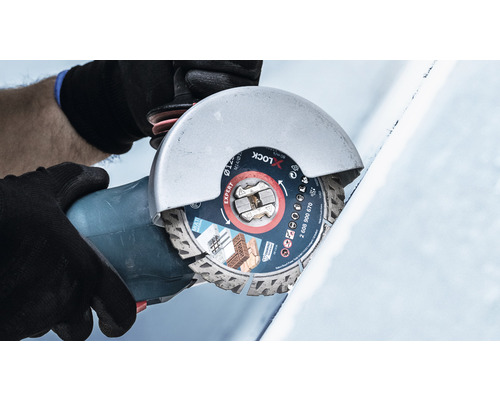 Une personne coupe une pièce à l''aide d''une meuleuse d''angle avec disque à tronçonner diamanté