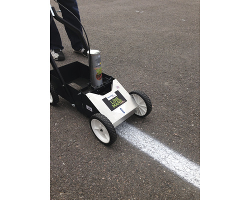 Chariot de marquage de lignes avec peinture de marquage appliquant une ligne