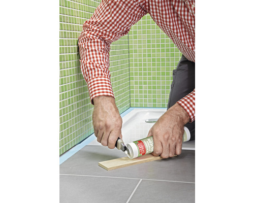 Application de silicone à joints dans une salle de bains