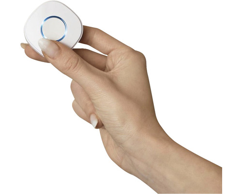 Eine Hand hält einen Smart Home Taster