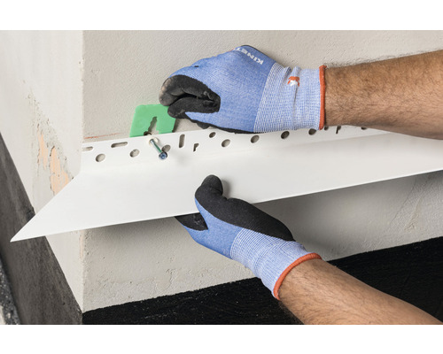 Montage d''un profilé d''enduit sur un coin de bâtiment