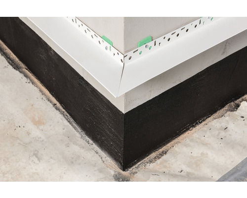 Vue détaillée d''un coin de bâtiment étanchéifié avec étanchéité de socle