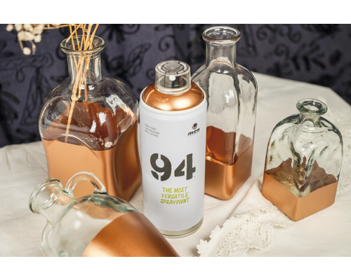 Spraydose und lackierte Glasvasen auf einem Tisch