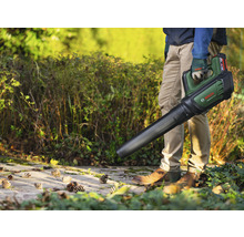 Person hält einen Akku-Laubbläser von Bosch im Garten.