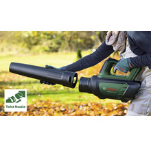 Person montiert Düse an Laubbläser von Bosch