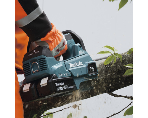 Makita Akku-Kettensäge beim Sägen eines Astes