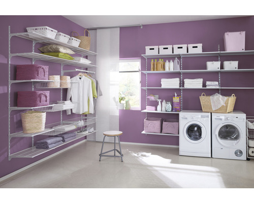 Waschküche mit Regalsystem, Waschmaschine und Trockner.
