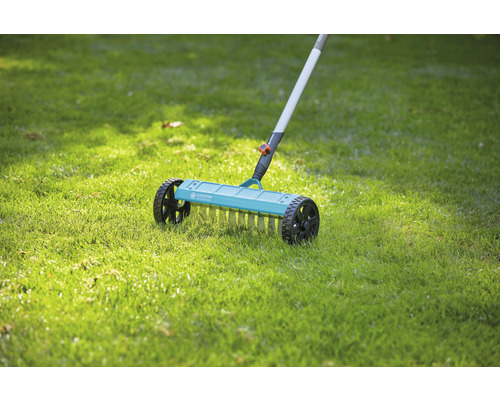 Scarificateur Gardena avec roues sur gazon