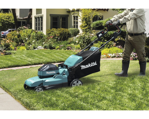 Tondeuse à gazon sans fil Makita en train de tondre la pelouse