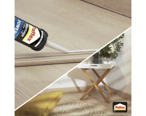 Application de la colle de montage Pattex sur une moulure en bois et scène avec table d''appoint, coussin et tapis.
